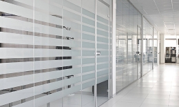 Vách Kính Cường Lực Ngăn Phòng – Giải Pháp Phân Chia Không Gian Hiện Đại