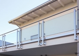 Thi công lan can kính cường lực: Ưu điểm, quy trình & bảng giá