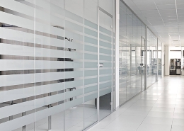 Vách Kính Cường Lực Ngăn Phòng – Giải Pháp Phân Chia Không Gian Hiện Đại