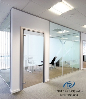 Vách kính cường lực văn phòng mẫu 07