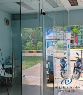 Vách kính cường lực cửa mở bản lề sàn - Mẫu 15